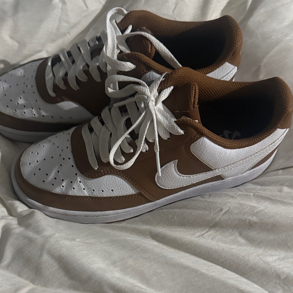 Nike Women's Low-Top Sneakers in White and Brown